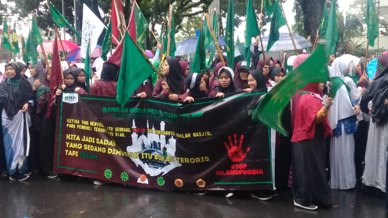 Hujan Deras Tak Surutkan Langkah Umat Islam Tasikmalaya Ikuti Solidaritas Muslim Selandia Baru